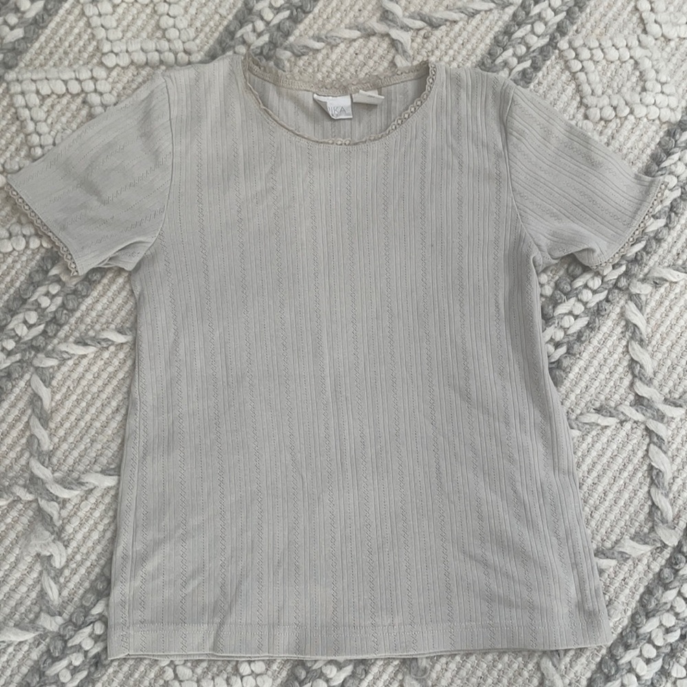 Vintage women’s cotton lace trimmed tee